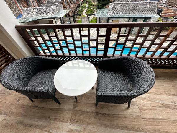 Lake View Resort : photo 6 de la chambre luxury king room or two queen bedroom with balcony and pool view