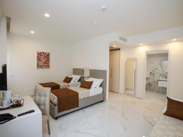 Vomero High Hotel : photo 2 de la chambre chambre triple - accessible aux personnes à mobilité réduite