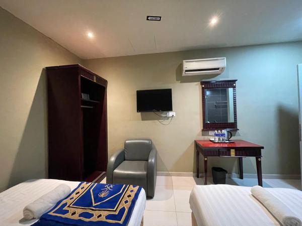 Al Amin Muslim Friendly Hotel : photo 2 de la chambre chambre triple avec salle de bains privative
