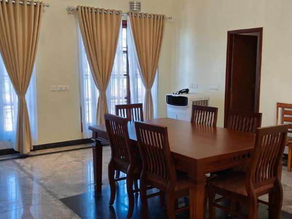 Seagull's Nest Beach House - Unit of Prohotel : photo 2 de la chambre chambre lit king-size avec balcon