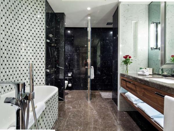 Hilton Istanbul Bomonti : photo 10 de la chambre suite lit king-size taksim - vue sur mer