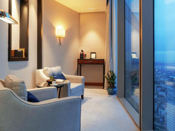 Hilton Istanbul Bomonti : photo 4 de la chambre chambre d’angle exécutive avec lit king-size - accès au salon