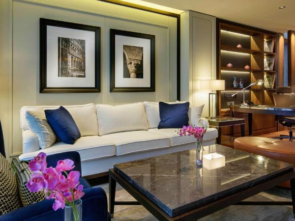 Hilton Istanbul Bomonti : photo 3 de la chambre suite lit king-size bomonti avec accès au salon - vue sur mer