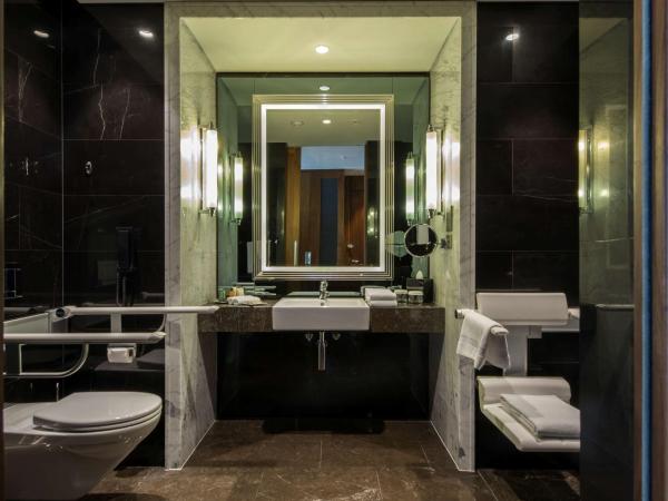 Hilton Istanbul Bomonti : photo 2 de la chambre chambre lit king-size - accessible aux personnes à mobilité réduite