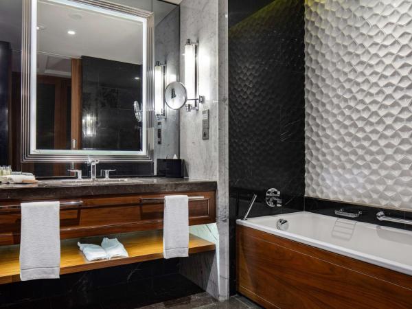 Hilton Istanbul Bomonti : photo 7 de la chambre chambre lit king-size deluxe - vue sur mer