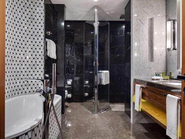 Hilton Istanbul Bomonti : photo 8 de la chambre suite lit king-size taksim - vue sur mer