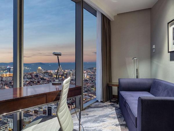 Hilton Istanbul Bomonti : photo 6 de la chambre suite lit king-size taksim - vue sur mer