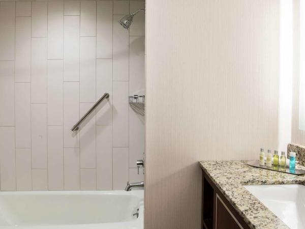 DoubleTree by Hilton Portland : photo 4 de la chambre chambre lit king-size avec baignoire - accessible aux personnes à mobilité réduite