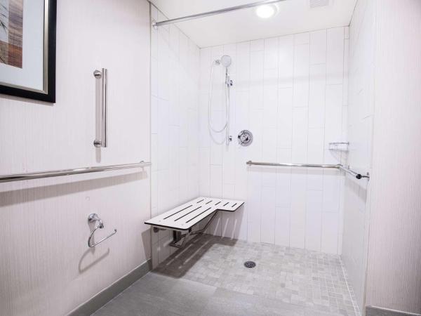 DoubleTree by Hilton Portland : photo 2 de la chambre chambre avec 2 lits queen-size - douche accessible en fauteuil roulant - accessible aux personnes à mobilité réduite