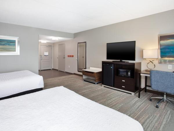 Hampton Inn & Suites Columbia/Southeast-Fort Jackson : photo 4 de la chambre chambre avec 2 lits queen-size et douche accessible en fauteuil roulant - adaptée aux personnes à mobilité réduite/malentendantes - non-fumeurs
