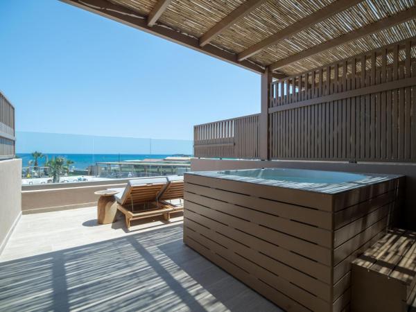 SENSEANA Sea Side Resort & Aquadventure : photo 1 de la chambre petite suite sea view with outdoor hot tub