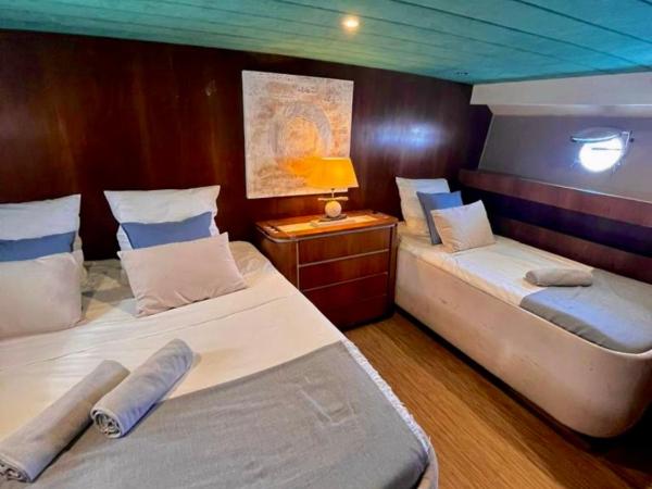 Nuit insolite à bord d'un Yacht : photo 3 de la chambre chambre lit queen-size - vue sur mer