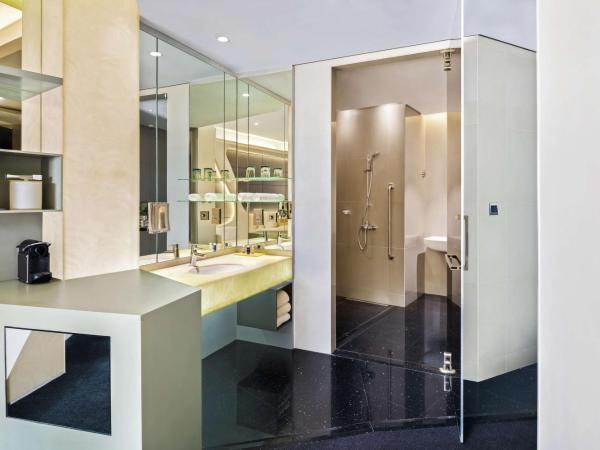 V Hotel Dubai, Curio Collection by Hilton : photo 2 de la chambre chambre lit king-size de luxe - accessible aux personnes à mobilité réduite