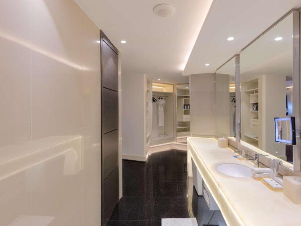 V Hotel Dubai, Curio Collection by Hilton : photo 6 de la chambre suite lit king-size mega