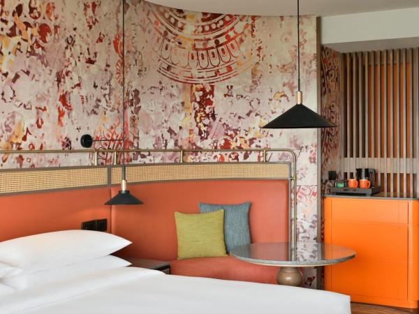 The Artiste Kochi, a Tribute Portfolio Hotel : photo 4 de la chambre standard king room with balcony