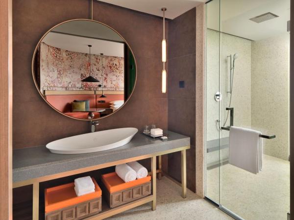 The Artiste Kochi, a Tribute Portfolio Hotel : photo 5 de la chambre standard king room with balcony