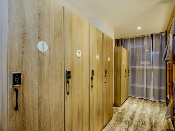 Heye International Youth Hostel : photo 3 de la chambre bed in 6-bed female dormitory room shared bathroom