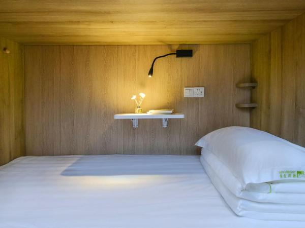 Heye International Youth Hostel : photo 4 de la chambre bed in 6-bed female dormitory room shared bathroom