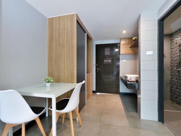 Raweewan Residence hotel : photo 5 de la chambre chambre lit queen-size - vue sur jardin