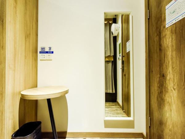 Heye International Youth Hostel : photo 7 de la chambre bed in 4-bed male dormitory room shared bathroom