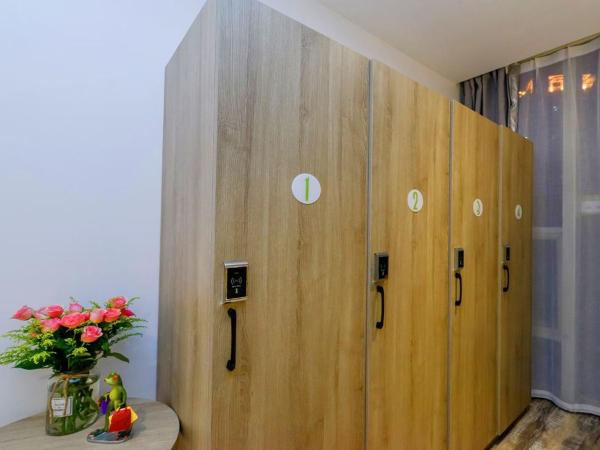 Heye International Youth Hostel : photo 2 de la chambre bed in 4-bed male dormitory room shared bathroom