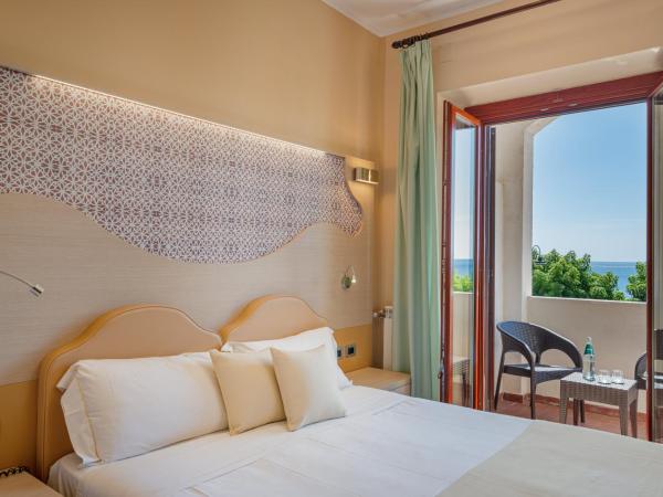 Hotel El Balear : photo 2 de la chambre chambre triple supérieure - vue sur mer