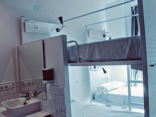 Feel Hostels Soho Malaga : photo 1 de la chambre chambre quadruple avec salle de bains privative