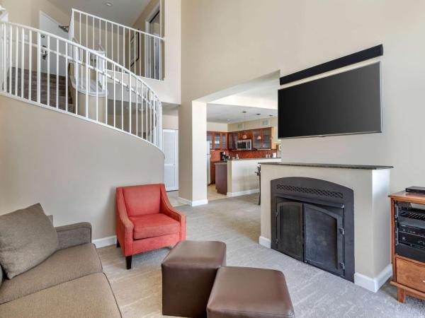 Hilton Vacation Club Ocean Beach Club Virginia Beach : photo 2 de la chambre two-bedroom bi-level king suite with sofa bed