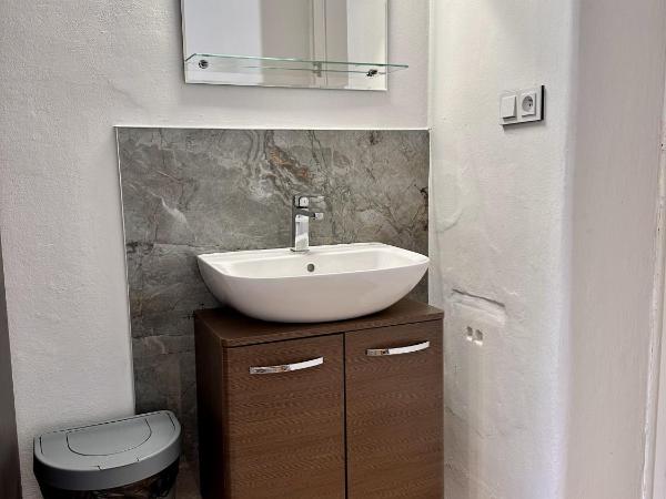 Pension SKLEP : photo 1 de la chambre chambre triple basique avec salle de bains commune