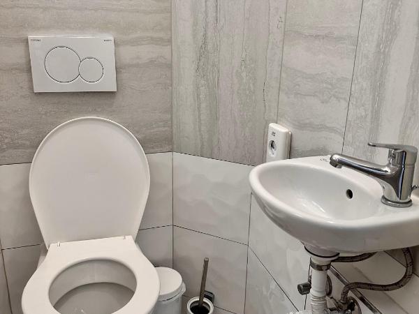 Pension SKLEP : photo 2 de la chambre chambre triple basique avec salle de bains commune