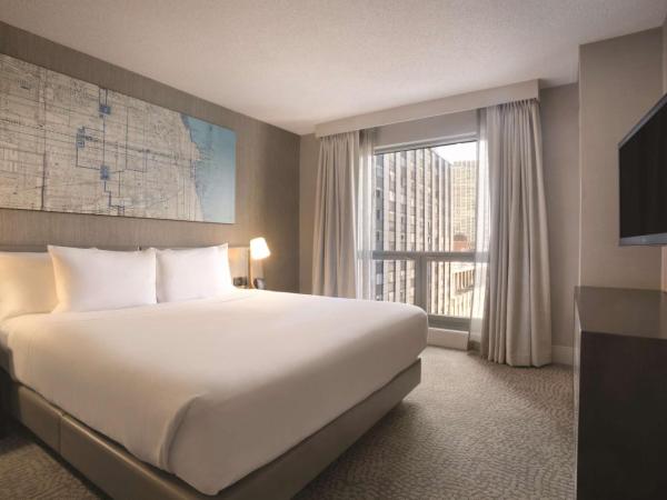 Hilton Chicago Magnificent Mile Suites : photo 3 de la chambre suite 1 chambre lit king-size avec douche accessible en fauteuil roulant - adaptée aux personnes à mobilité réduite