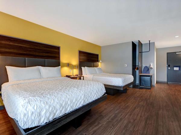 Tru By Hilton Albuquerque North I-25, Nm : photo 1 de la chambre chambre lit queen-size avec 2 lits queen-size et douche accessible en fauteuil roulant - accessible aux personnes à mobilité réduite et adaptée aux personnes malentendantes