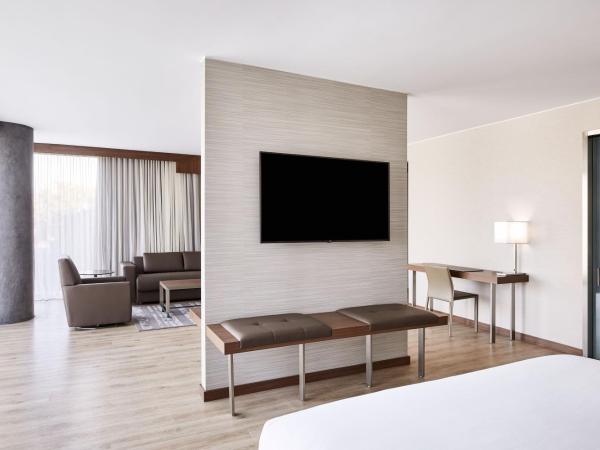 AC Hotel Phoenix Biltmore : photo 3 de la chambre suite junior lit king-size avec canapé-lit et vue