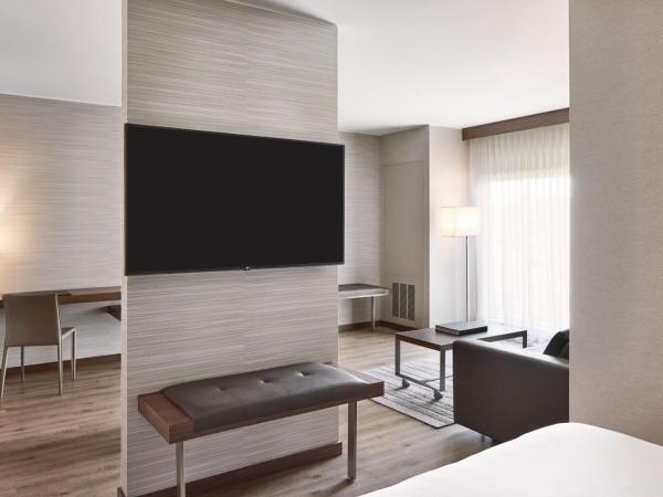 AC Hotel Phoenix Biltmore : photo 2 de la chambre junior suite with king bed, sofa and pool view