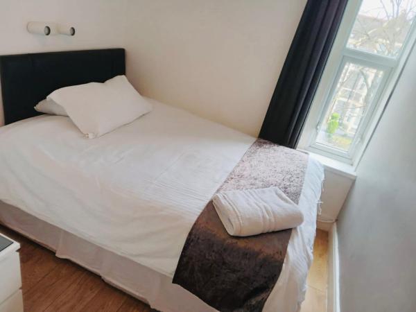 parklane guest house : photo 1 de la chambre chambre double avec salle de bains commune