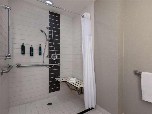 DoubleTree by Hilton Las Vegas East Flamingo : photo 7 de la chambre chambre lit king-size avec douche accessible en fauteuil roulant - adaptée aux personnes à mobilité réduite/malentendantes 