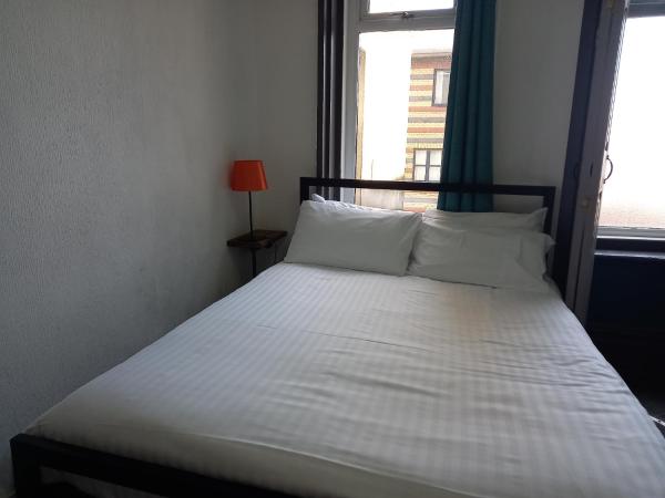 Vinnie's Family Hotel : photo 1 de la chambre chambre double avec salle de bains privative