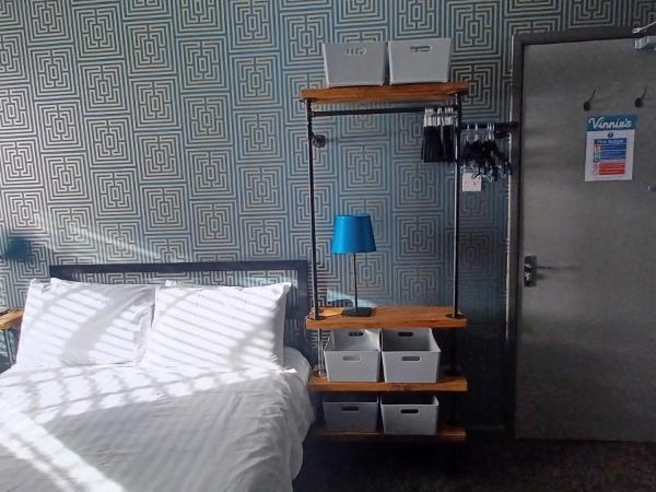 Vinnie's Family Hotel : photo 1 de la chambre chambre double avec salle de bains privative