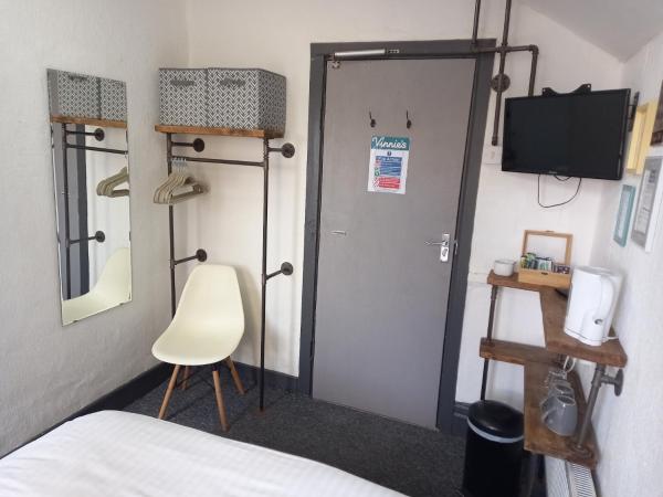 Vinnie's Family Hotel : photo 3 de la chambre chambre double avec salle de bains privative