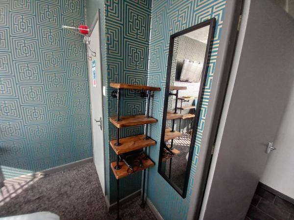 Vinnie's Family Hotel : photo 3 de la chambre chambre double avec salle de bains privative