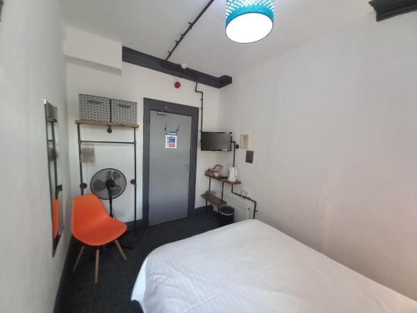 Vinnie's Family Hotel : photo 2 de la chambre chambre double avec salle de bains privative