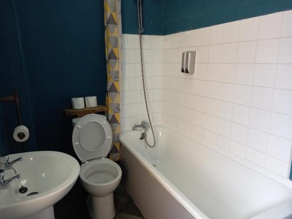 Vinnie's Family Hotel : photo 4 de la chambre chambre double avec salle de bains privative