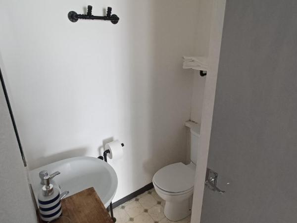 Vinnie's Family Hotel : photo 4 de la chambre chambre double avec salle de bains privative