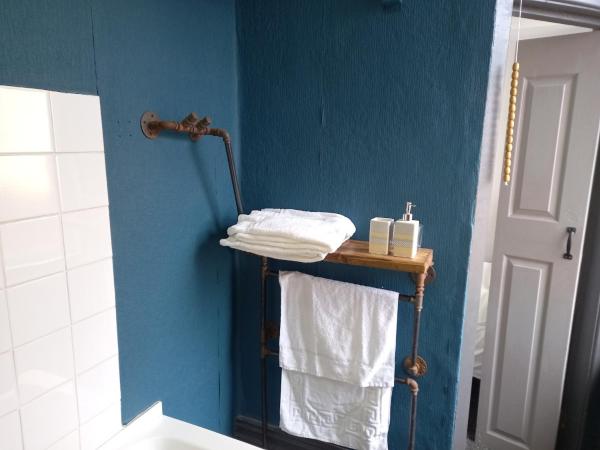 Vinnie's Family Hotel : photo 5 de la chambre chambre double avec salle de bains privative