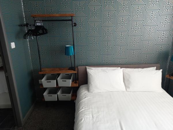 Vinnie's Family Hotel : photo 5 de la chambre chambre double avec salle de bains privative