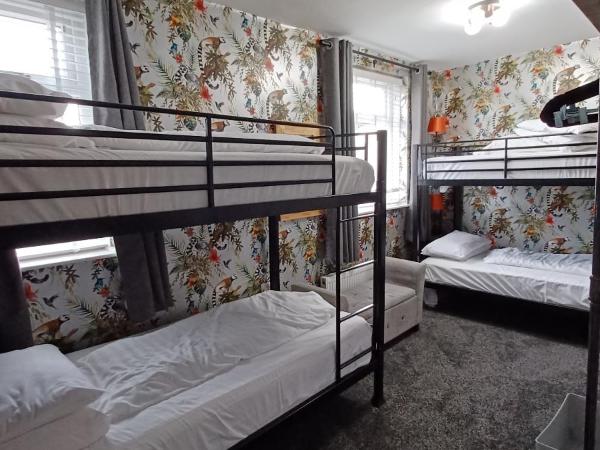 Vinnie's Family Hotel : photo 5 de la chambre suite familiale avec balcon