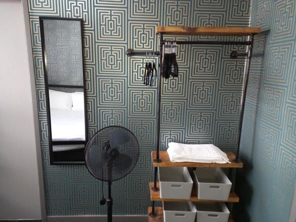 Vinnie's Family Hotel : photo 5 de la chambre chambre double avec salle de bains privative