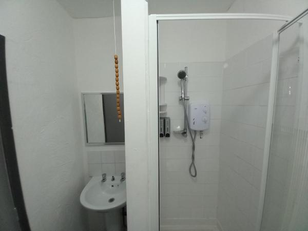 Vinnie's Family Hotel : photo 9 de la chambre chambre double avec salle de bains privative