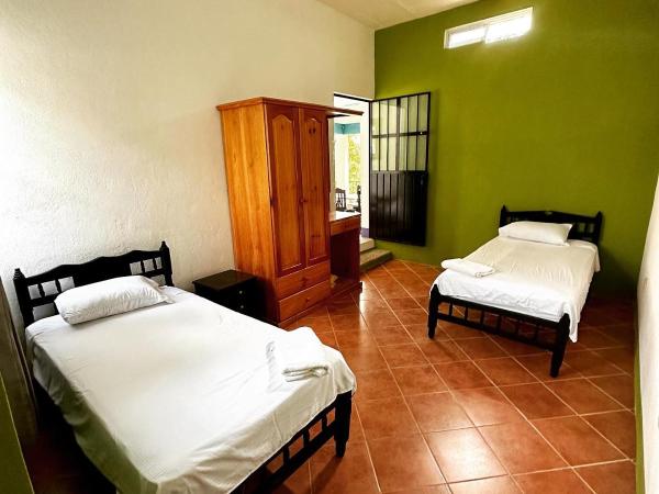 Posada Carambola : photo 2 de la chambre chambre lits jumeaux avec salle de bains