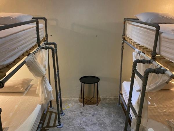 Bloo Hostel : photo 6 de la chambre chambre familiale avec salle de bains commune